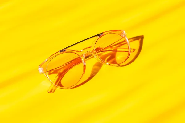Modne różowe okulary przeciwsłoneczne na żółtym tle. Koncepcja akcesoriów letnich — Zdjęcie stockowe