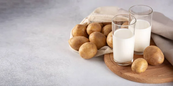 Gri masada gözlüklü vegan dostu patates püresi. Alternatif bitki bazlı süt ve patates yumrusu. Boşluğu kopyala