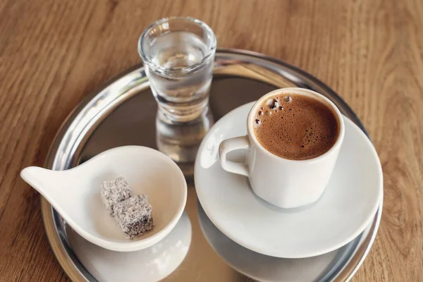 Tradycyjna kawa turecka z zimną wodą i turecką rozkoszą — Zdjęcie stockowe