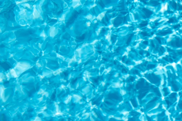 여름의 배경 과 청록색 물 이 수영장에서 텍스처로 되어 있다. 여름 방학 컨셉트 — 스톡 사진