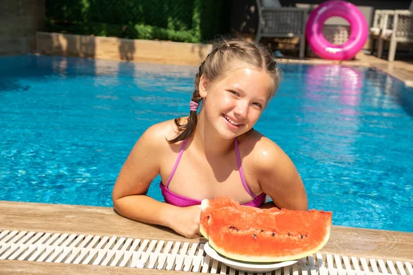 Kleine süße Mädchen mit Wassermelone amüsieren sich am Pool. Sommerreise Hotelurlaub — Stockfoto