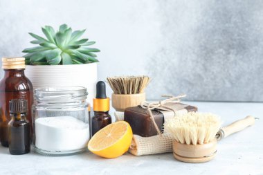 Tahta bambu fırçaları, kabartma tozu, limon, temel yağlar, sirke. Sıfır atık çevre dostu temizlik konsepti. Metnin için boşluk kopyala