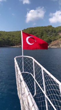 Ulusal Türk bayrağı denizin üzerinde dalgalanıyor. Geminin burnunda Türk bayrağı