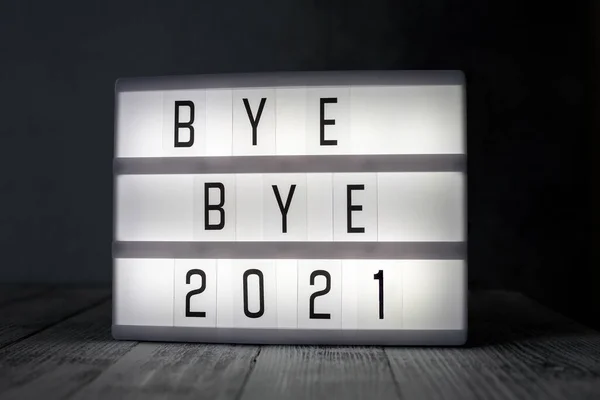 Lightbox з текстом BYE BYE 2021 у темній кімнаті. Надія, нове життя і щасливе нове 2022 рік Стокова Картинка
