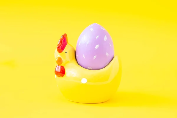 부활절 인사 카드에는 장식용 닭고기와 페인트칠 한 달걀 이 있다. 부활절 개념 — 스톡 사진