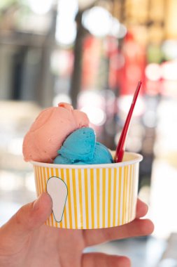 Sıcak bir gün tatili konseptinde, dondurmalı, bulanık, taze atıştırmalıklı kağıt bardak.