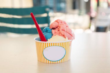 Kağıt bardakta dondurma varsa toplar. Sokak yemeği. Seçici Odaklanma. Boşluğu kopyala