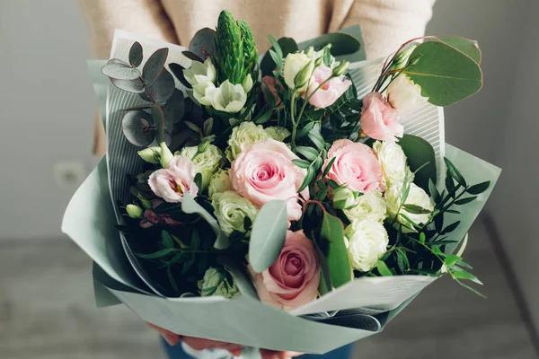 Nő gazdaság friss virágzó virágcsokor gyönyörű virágok pasztell rózsaszín Jogdíjmentes Stock Képek