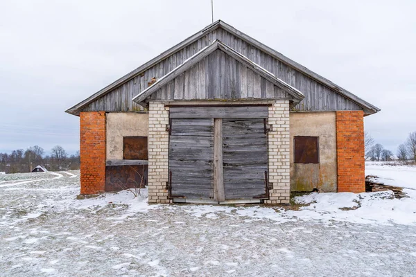 Stary Drewniany Shed Drzwi Zewnętrzne Białym Murze Zimie — Zdjęcie stockowe