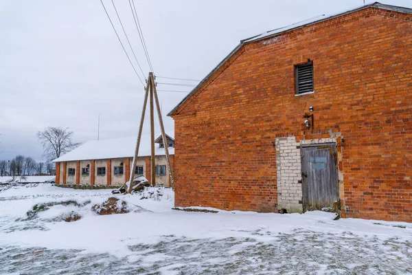 Pole Elektroenergetyczne Obok Orange Brick Wall Old Farmhouse Chmury Zimowe — Zdjęcie stockowe