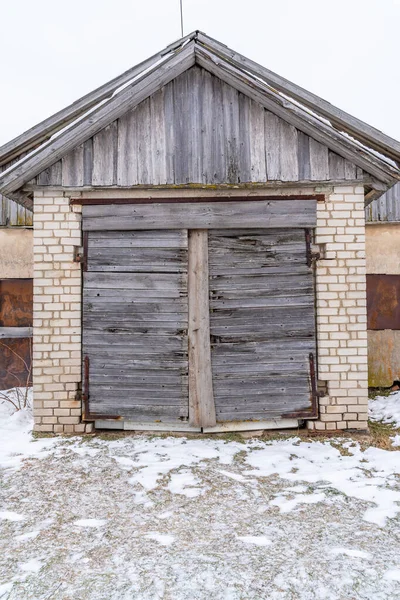 Staré Dřevěné Dveře Kůlny Exteriér Zdi Bílých Cihel Zimě Stock Fotografie