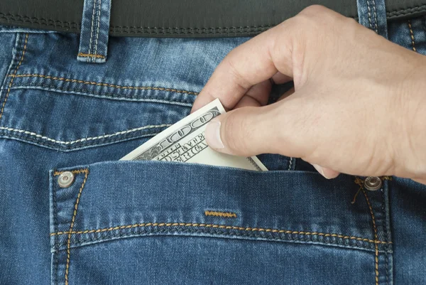 Robando dinero del bolsillo de sus jeans — Foto de Stock