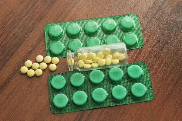 Flasche Medizin und Verpackung von Tabletten — Stockfoto