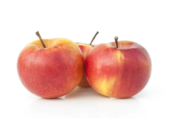 Manzanas rojas sobre un fondo blanco — Foto de Stock