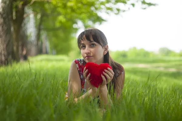 Fille heureuse couchée sur l'herbe — Photo