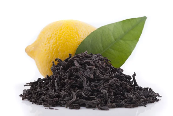 siyah çay, limon ve yeşil yaprak