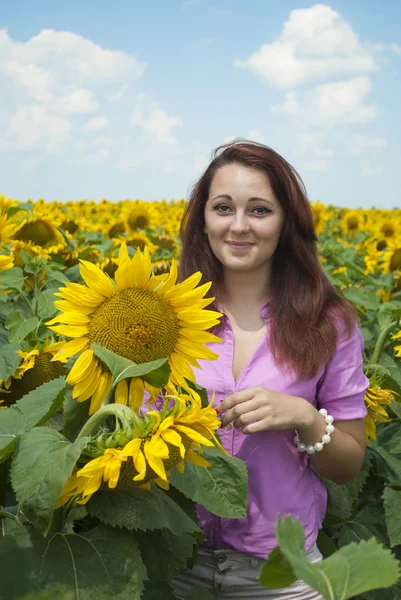 Retrato de una hermosa chica en un campo. — Foto de Stock