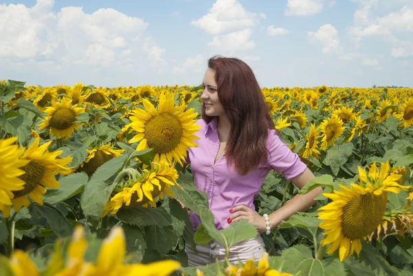 Portrait of a beautiful girl on nature. — Stock Photo, Image