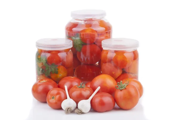 Frische und konservierte Tomaten auf weißem Hintergrund. — Stockfoto