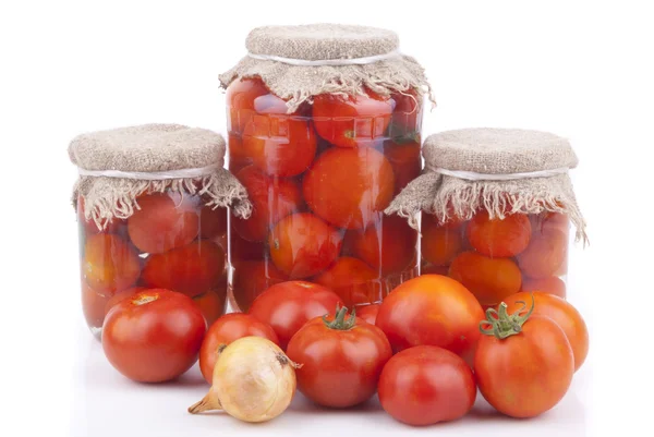 Tomates frescos y enlatados sobre fondo blanco . —  Fotos de Stock