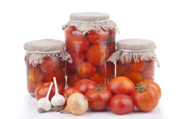 Tomates frescos y enlatados sobre fondo blanco . —  Fotos de Stock