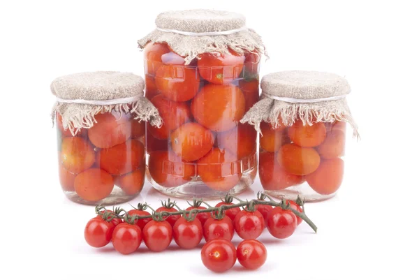Tomates frescos y enlatados sobre fondo blanco . —  Fotos de Stock