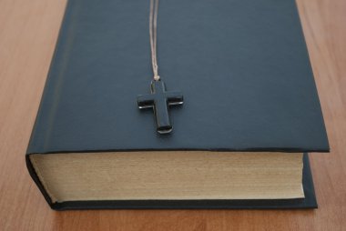 Haç üzerinde kitap var.