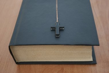 Haç üzerinde kitap var.