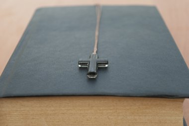 Haç üzerinde kitap var.