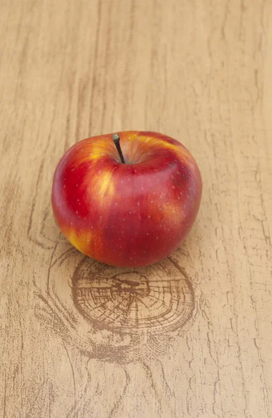 Pomme rouge sur une table en bois — Photo