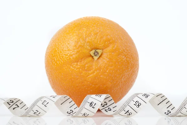 Naranja y centímetro sobre fondo blanco . — Foto de Stock
