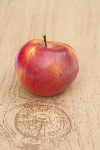 Red apple on a wooden table — Stock Photo, Image