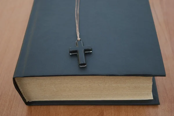 Haç üzerinde kitap var.