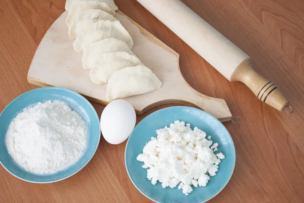 Rohe Knödel auf dem Schneidebrett — Stockfoto