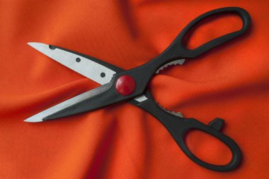 kırmızı kumaş için makaslar