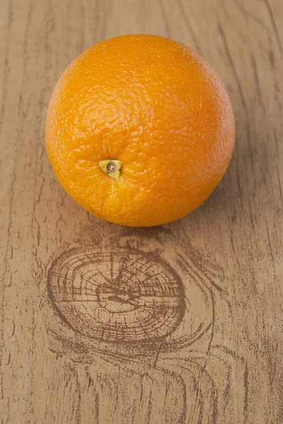 Laranja na mesa de madeira — Fotografia de Stock