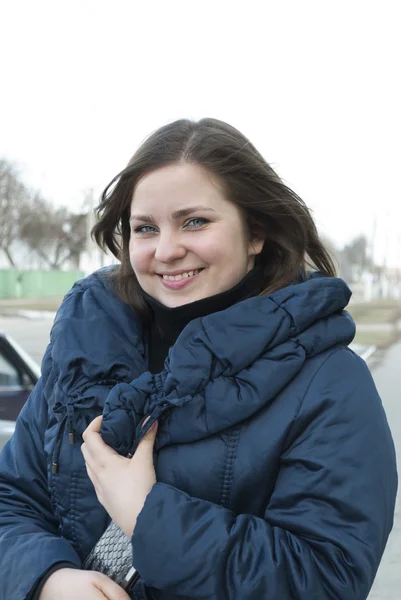 Gadis cantik dalam mantel berbulu di jalan — Stok Foto