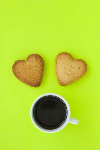 Cup of coffee and cookies in the form of heart — Stock Photo, Image
