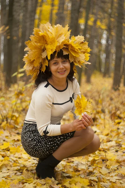 紅葉のある秋の公園の女の子. — ストック写真