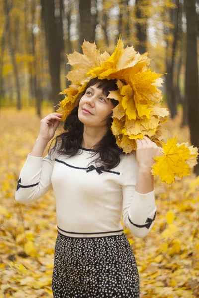 紅葉のある秋の公園の女の子. — ストック写真