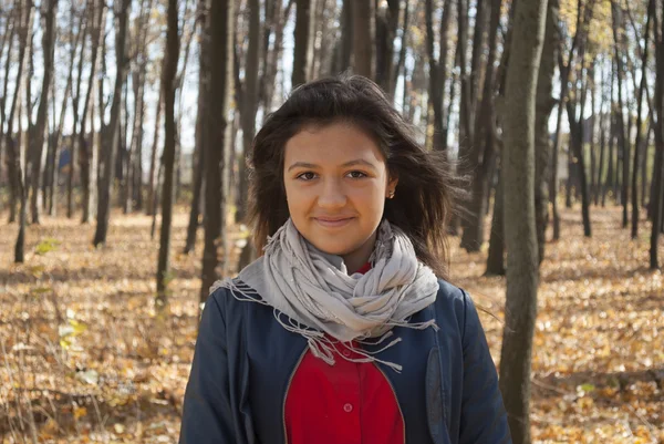 Beautiful girl in the autumn park. — Stock Photo, Image