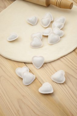 bir kalp şekli hamur ve oklava köfte.