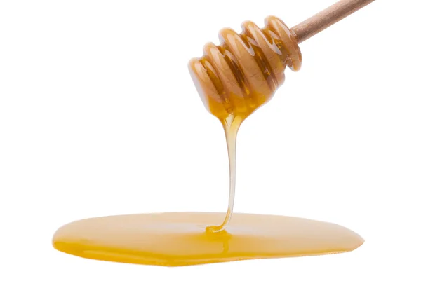 Miele gocciolante da un cucchiaio di legno . — Foto Stock