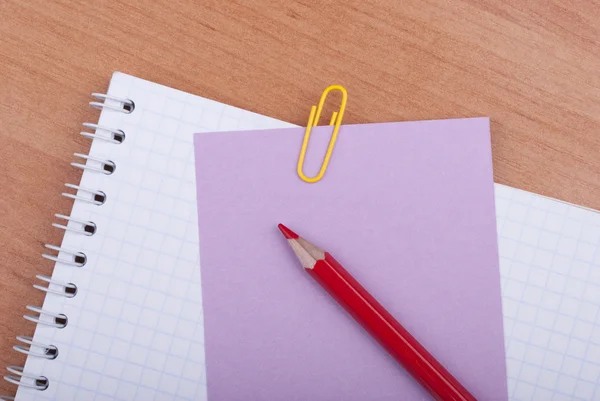 Pegatina bloc de notas y lápiz en la mesa . — Foto de Stock