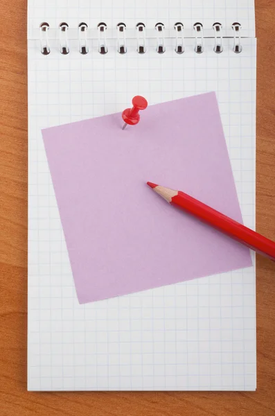 Aufkleberblock und Bleistift auf dem Tisch. — Stockfoto