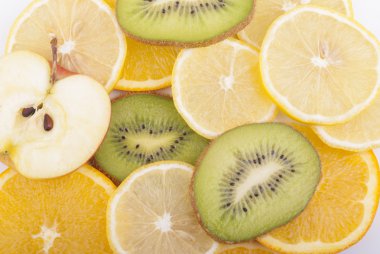 çeşitli dilim dilimlenmiş meyve.