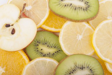 çeşitli dilim dilimlenmiş meyve.