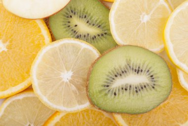 çeşitli dilim dilimlenmiş meyve.