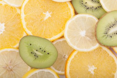 çeşitli dilim dilimlenmiş meyve.