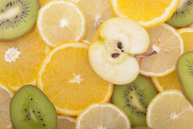 çeşitli dilim dilimlenmiş meyve.